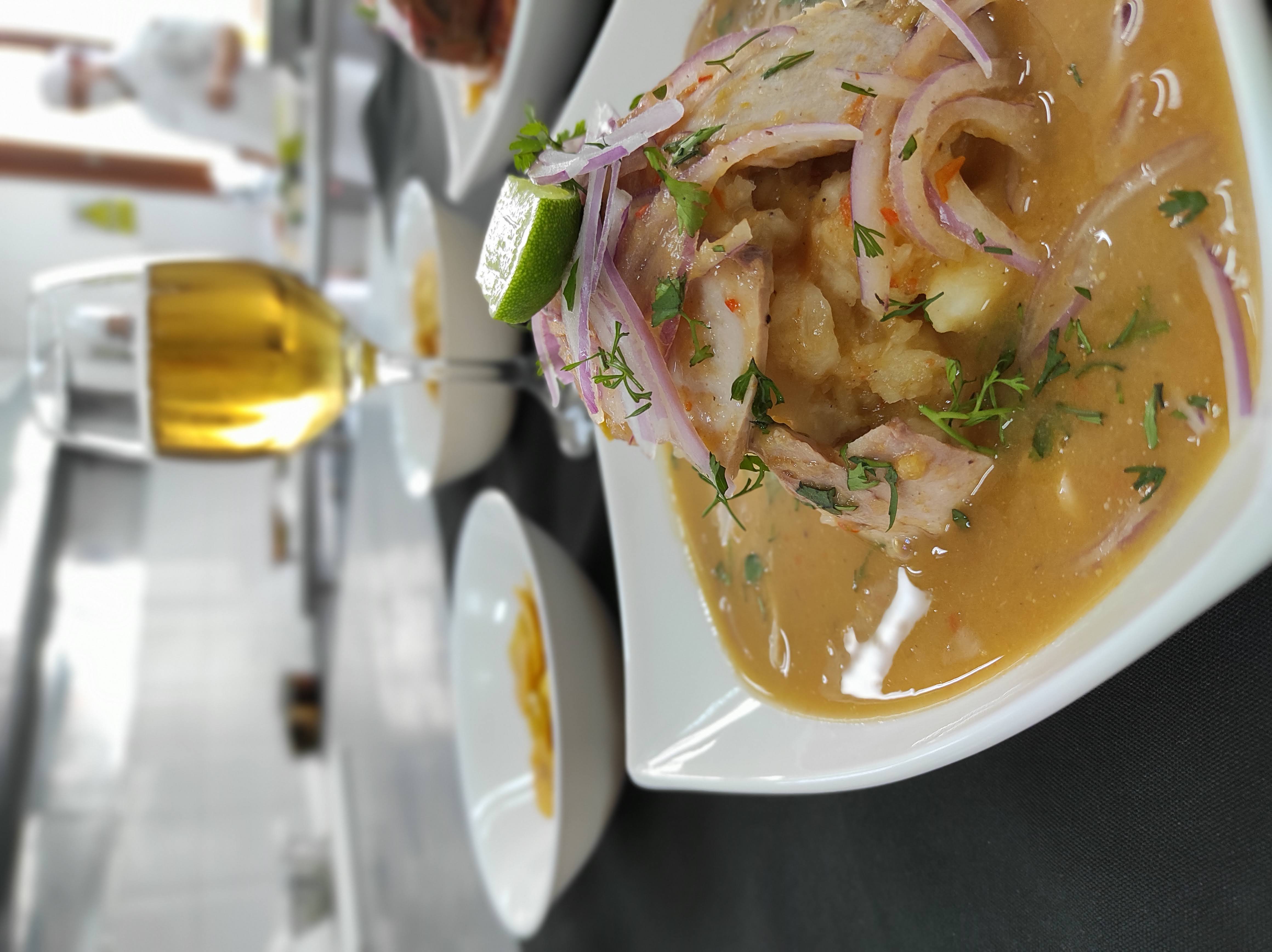 Sabores del Litoral: El Arte del Encebollado Maestro